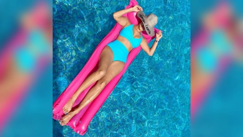 Sunny Leone Is Beating the Midweek Blues in Style, Flaunts Her Sexy Curves in a Blue Bikini (View Pic)