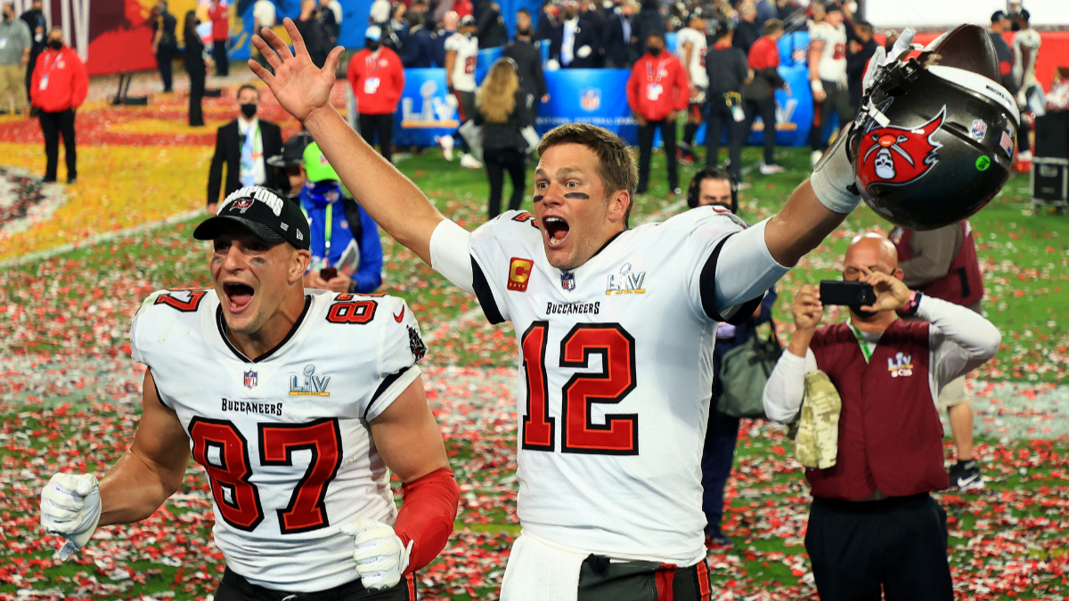 Tom Brady Touchdown Signs With Tampa Bay Buccaneers Shirt - Teeshirtcat