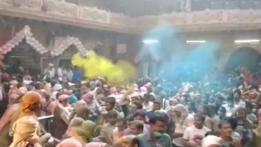 Holi 2021Celebrations: People Celebrate The Festival in Vrindavan's Banke Bihari Temple (Watch Video)