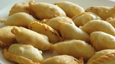 Holi 2021 Special Recipe: How to Make Gujiya? Watch Video & Prepare the Popular Sweet Dish to Celebrate the Festival of Colours