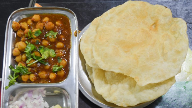 'Chloe Eating Chole,' Hilarious Replies Over Viral Tweet by Journalist Eating 'Chole Bhature' Will Make You Go LOL