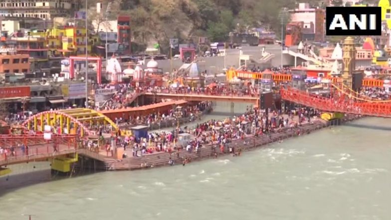 Kumbh Mela 2021: Devotees Gathered at Har Ki Pauri Ahead of Ganga Aarti in Haridwar (Watch Video)