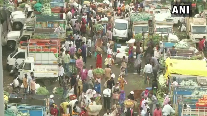 Social Distancing Norms Flouted in Nagpur, People Flock Liquor Shop and Cotton Market Ahead of Week-Long Lockdown