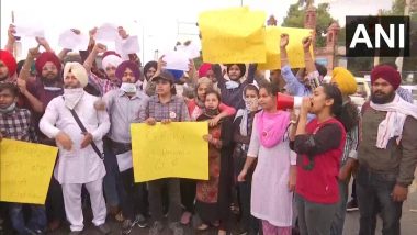 Punjab: Students of Guru Nanak Dev University and Khalsa College in Amritsar Stage Demonstration Demanding Reopening of Colleges