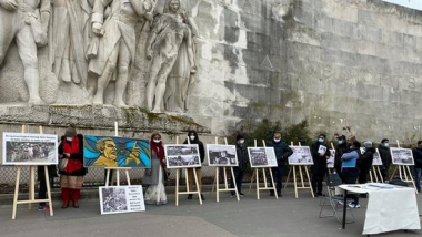 Ahead of Bangladesh’s 50th Independence Day, Expats Organise Poster Exhibition at Eiffel Tower Highlighting 1971 Genocide by Pakistan Army