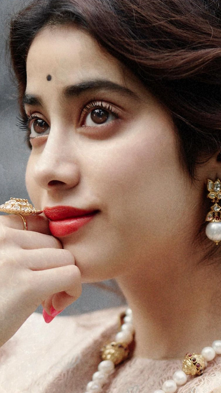 When Janhvi Kapoor Took Us Back to The 1950s and Gave Us Major Retro Vibes