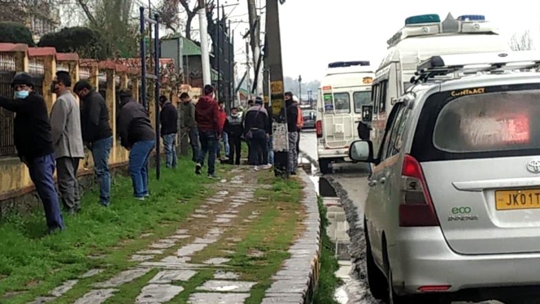 Tourists Pee On the Roads of Kashmir's Dal Lakid You Receive a WhatsApp Message Offering Free Laptops for Students? PIB Fact Check Debunks Fake News