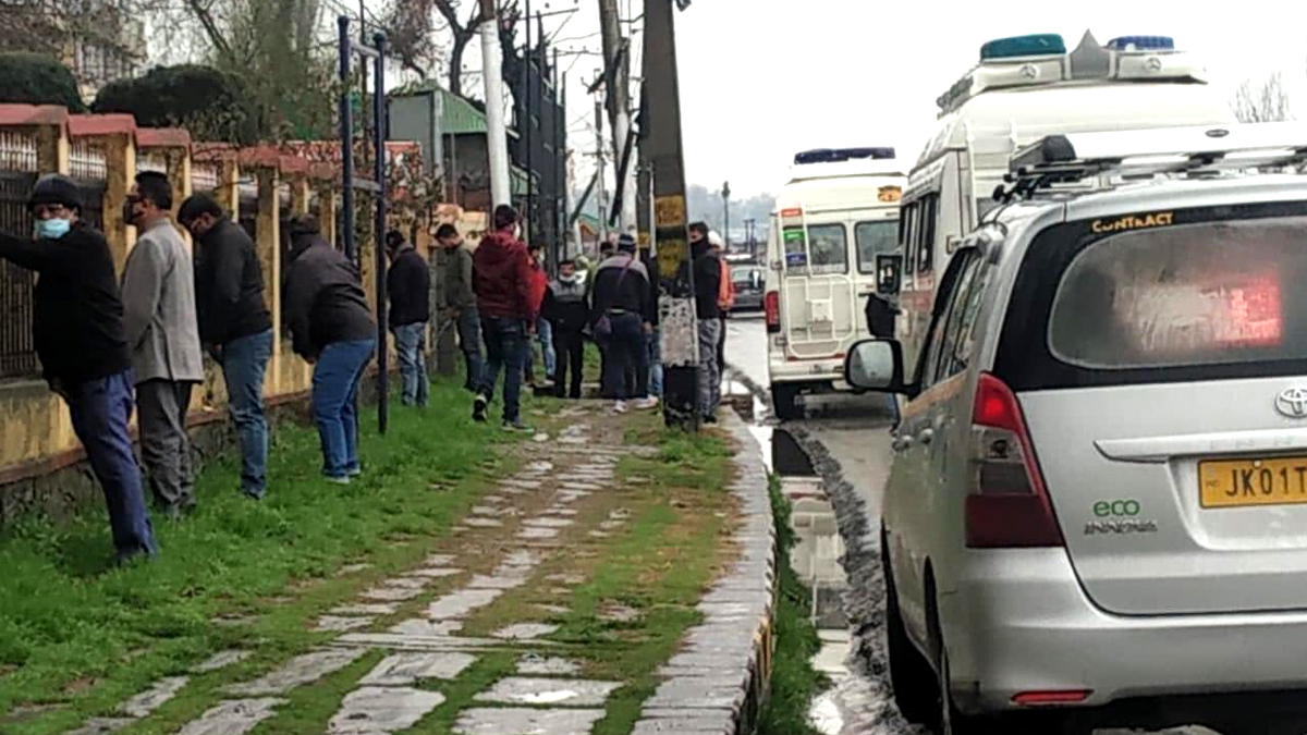 Indian Tourists Pee On the Roads of Kashmir’s Dal Lake, Licypriya Kangujam Shares Shocking Image On Twitter