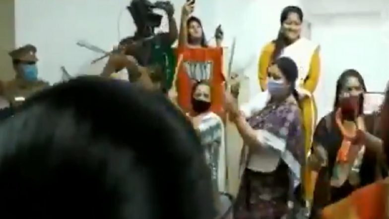 Tamil Nadu Assembly Elections 2021: Smriti Irani Plays Dandiya With BJP Workers As Part of Election Campaigning For Party Candidate Vanathi Srinivasan From South Coimbatore