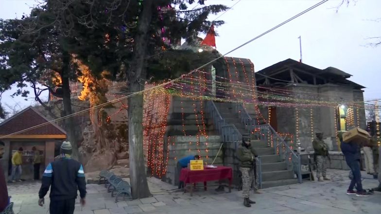 Mahashivratri 2021: Devotees at Shankaracharya Temple in Srinagar Perform Shivratri Puja & Havan, See Pics