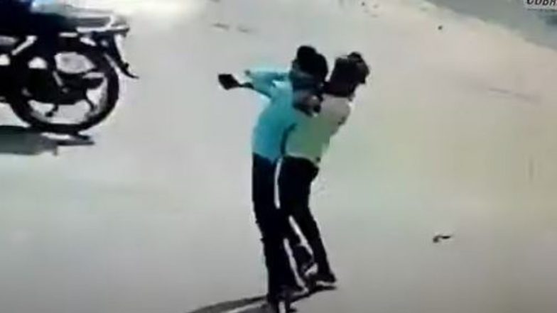 Robbers Choke Man on Street in Broad Daylight in Delhi’s Ashok Vihar Area, Snatch His Mobile Phone and Run Away (Watch Video)