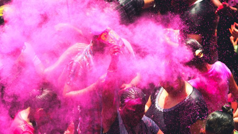 Holi 2021 Celebrations: People Celebrate the Festival of Colours in Varanasi on Rangbhari Ekadashi (Watch Video)