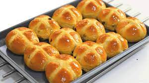 Easter 2021 Recipe: How to Bake Hot Cross Buns at Home? Watch Video to Make the Delicious Easter Buns