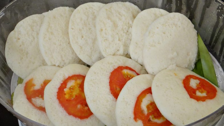 World Idli Day 2021: How to Make Soft Idlis at Home? Here's Step-by-Step Recipe to Make Perfect Idli Batter Along with Delicious Coconut Chutney (Watch Video)