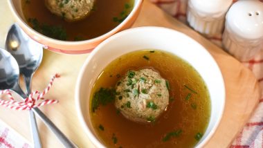 Passover 2021 Traditional Recipe: How to Make Matzo Ball Soup? Watch Video to Prepare the Delicious Jewish Soup Dumplings to Enjoy the Passover Seder