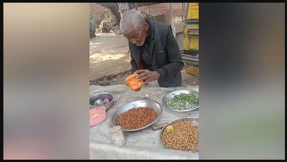 Video of Independent 98-Year-Old up Man Selling Chana to Continue Working Goes Viral! Honoured by the District Administration With Cash