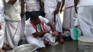 Tamil Nadu Assembly Elections 2021: AIADMK Candidate Thanga Kathiravan Washes People’s Clothes, Promises To Give Washing Machine After Winning (Watch Video)