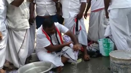 Tamil Nadu Assembly Elections 2021: AIADMK Candidate Thanga Kathiravan Washes People’s Clothes, Promises To Give Washing Machine After Winning (Watch Video)