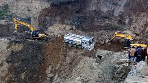 Srinagar-Jammu National Highway Blocked Due to Landslide at Shabanbas Banihal, One Oil Tanker Stuck at Site