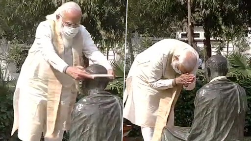 Dandi March: PM Narendra Modi Pays Floral Tribute to Mahatma Gandhi at Sabarmati Ashram in Ahmedabad (See Pics)