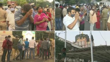 Ganesh Angarki Chaturthi 2021: Devotees Bow Their Heads in Prayer Outside Shree Siddhivinayak Ganpati Temple in Mumbai