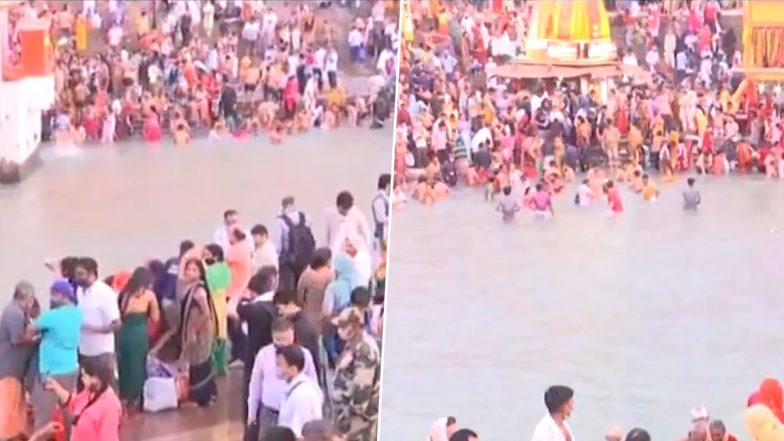 Kumbh 2021: Huge Crowds Take Holy Dip in Ganga at Har Ki Pauri During Shahi Snan on Somvati Amavasya in Haridwar; Police Say Unable to Enforce Social Distancing (Watch Video)