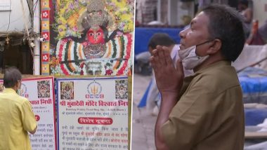 Chaitra Durga Ashtami 2021: Devotees Pray Outside Mumba Devi Temple in Mumbai Amid COVID-19 Restrictions