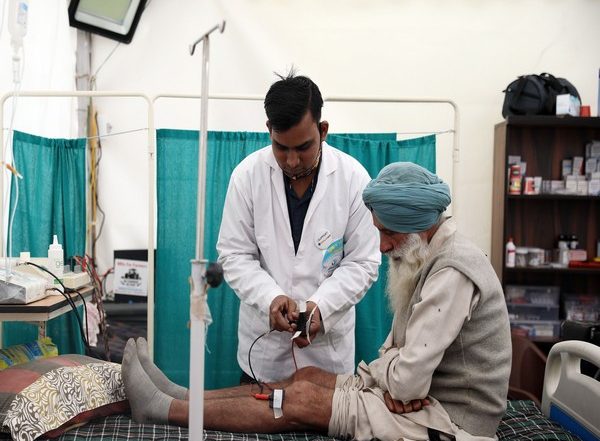 India News | Foreign Medical Graduates Wait for Internships in India, Say They Want to Serve Nation During COVID Crisis