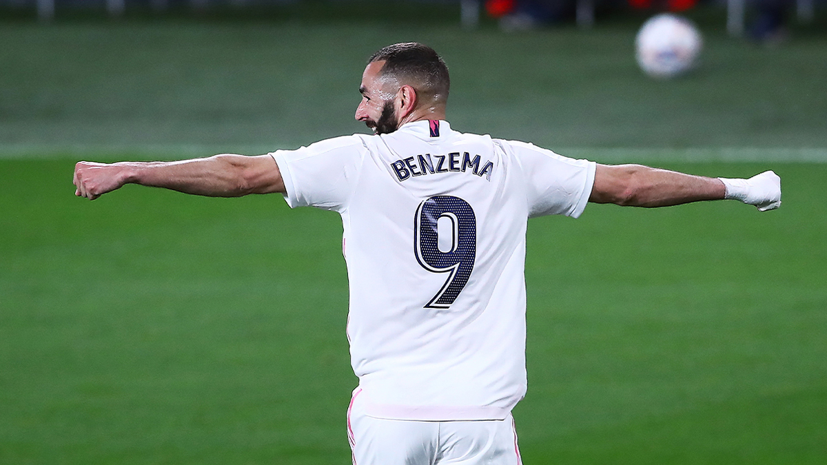 Benzema and Marcelo pose in new 2021-22 Real Madrid shirt