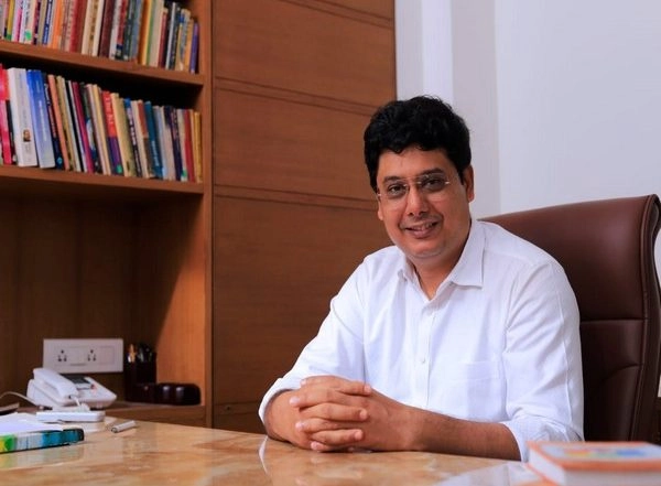 Business News | Ashish Mehta is Helping Big Corporations to an Ordinary Man with His Vedic Knowledge of Astro-Vastu