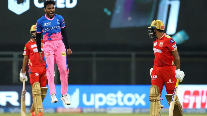 Chetan Sakariya Takes Spectacular Diving Catch To Remove Nicholas Pooran During RR vs PBKS Match in IPL 2021 (Watch Video)