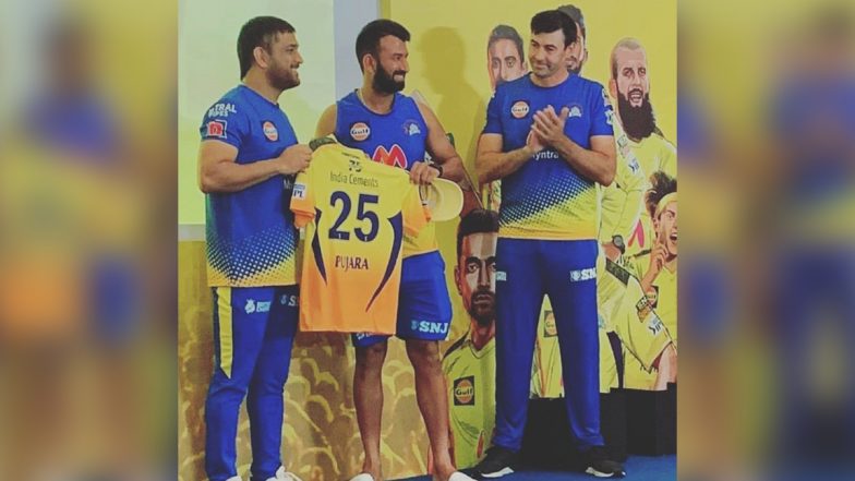 Cheteshwar Pujara Gets Official CSK Jersey From Captain MS Dhoni, Says ‘Looking Forward’ to a Great IPL 2021