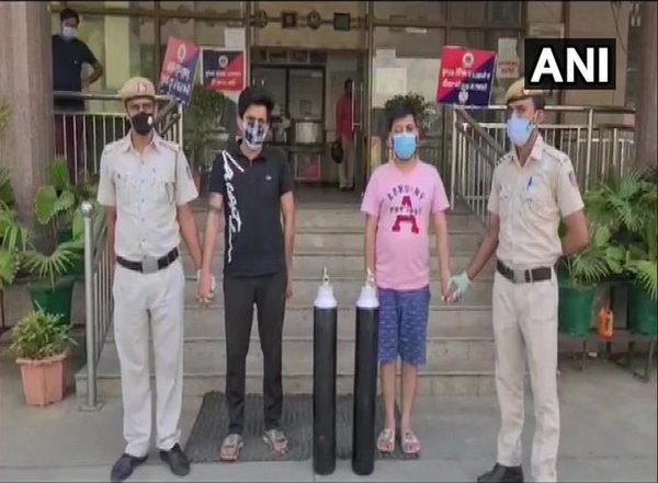 India News | Two Held for Black Marketing of Oxygen Cylinders in Delhi
