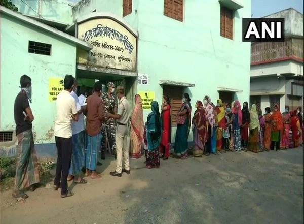 West Bengal Assembly Elections 2021: PM Narendra Modi Urges People in Bengal to Cast Vote, Enrich the Festival of Democracy