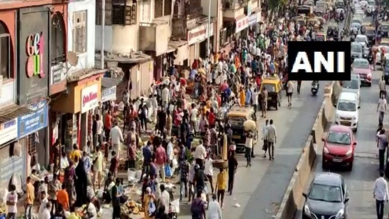 Hyderabad: People Violate Social Distancing Norms in Charminar Area Ahead Of Eid 2021 Celebrations, Watch Video