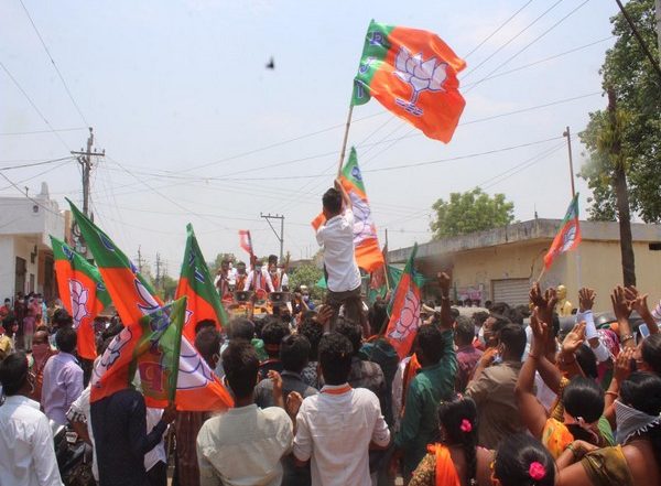 India News | Covid Norms Flouted at Telangana BJP President's Roadshow in Warangal