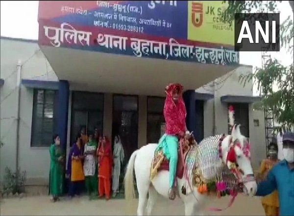 Rajasthan Woman Constable's 'Bindori' Ceremony Held at Police Station in Jhunjhunu, Police Staff Play Role of Family Members Amid COVID-19 (See Pics)