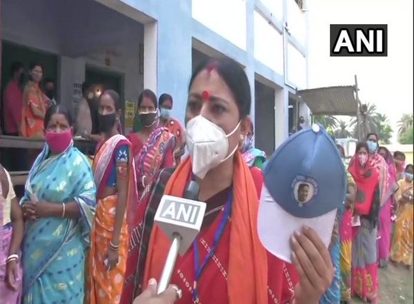 West Bengal Assembly Elections 2021: Asansol Dakshin BJP Candidate Agnimitra Paul Accuses TMC of Manipulating Voters by Wearing Cap of CM's Photo