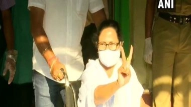 India News | Mamata Banerjee Casts Her Vote, Shows Victory Sign