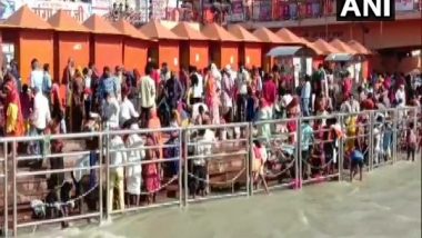 Chitra Purnima 2021: People Take Holy Dip in Ganga in the Ongoing Haridwar's Kumbh Mela