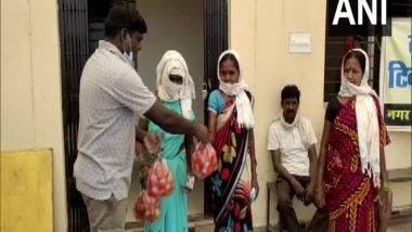 COVID-19 Vaccination in Chhattisgarh: Bijapur Village Authorities Gives Tomatoes to People For Each Coronavirus Vaccine Shot