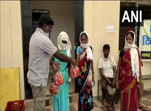 COVID-19 Vaccination in Chhattisgarh: Bijapur Village Authorities Gives Tomatoes to People For Each Coronavirus Vaccine Shot
