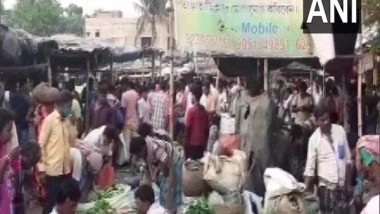 India News | Huge Crowd Seen at Vegetable Market in WB's Panpur Amid Rising COVID-19 Cases