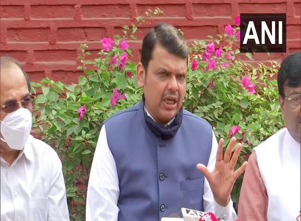 Devendra Fadnavis Writes to CM Uddhav Thackeray, Alleges 'Lower COVID-19 Testing in Mumbai Reason for Fall in Daily Cases'