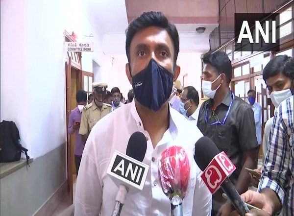 India News | 1,100 Call Centre Staff Will Guide Covid Patients in Home Isolation: K'taka Health Minister