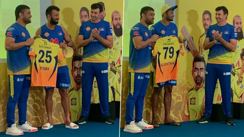 MS Dhoni Welcomes New Members of the CSK Squad Ahead of IPL 2021, Gifts Them Chennai Super Kings Jersey