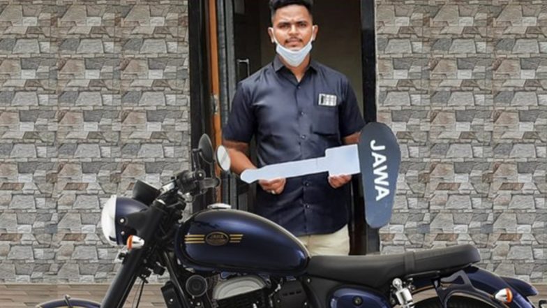 Mayur Shelke, Railway Pointsman, Who Saved a Kid’s Life at Maharashtra’s Vangani Railway Station, Receives Mahindra Jawa Bike as a Gift for His Act of Bravery