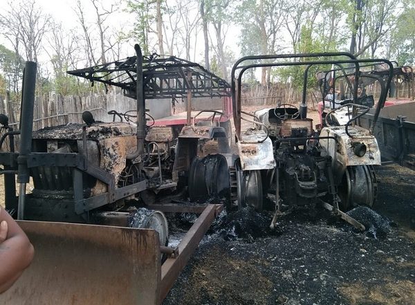 India News | Maharashtra: Naxals Set 4 Tractors, 2 Tankers on Fire in Gadchiroli
