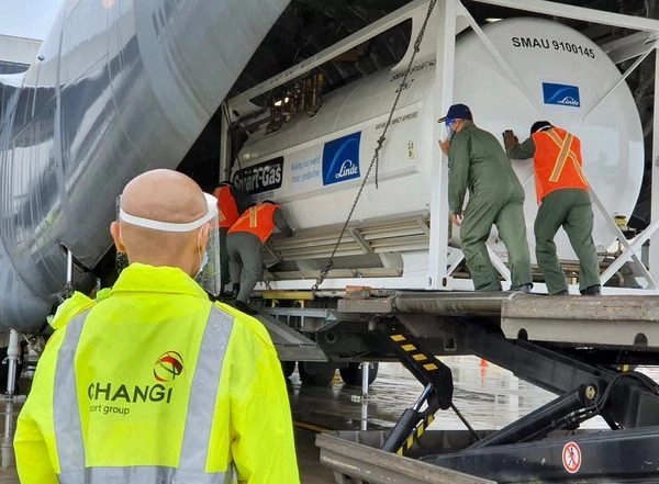 World News | COVID-19: Indian Air Force Transports Four Cryogenic Oxygen Containers from Singapore