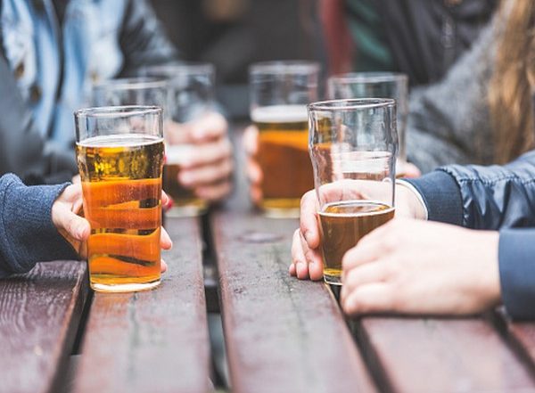 Lifestyle News | Study Finds Parents More Lenient About Alcohol with Teens Who Experience Puberty Early